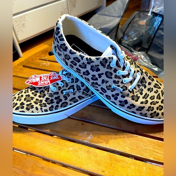 Authentic NWT Vans Donehy Leopard Print Sneaker - Women's Size 11 - Brand New - Picture 2 of 8